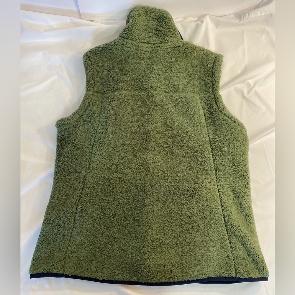 North Face Vest shade is green I don’t know the name - Picture 4 of 6